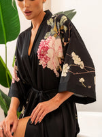 robe-kimono-cetim-preto-floral-rosas-longo-02-frente