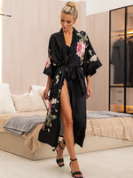 robe kimono longo de cetim preto floral com rosas manga 3/4 faixa ajustável e gola V transpassada