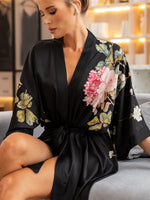 robe kimono longo de cetim preto floral com rosas manga 3/4 faixa ajustável e gola V transpassada