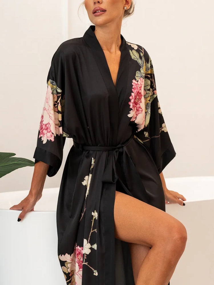 robe longo preto com estampa de rosas e galhos manga 3/4 ampla faixa na cintura com passadores