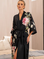 kimono preto floral longo cetim gola em V transpassada caimento fluido para noite e homewear
