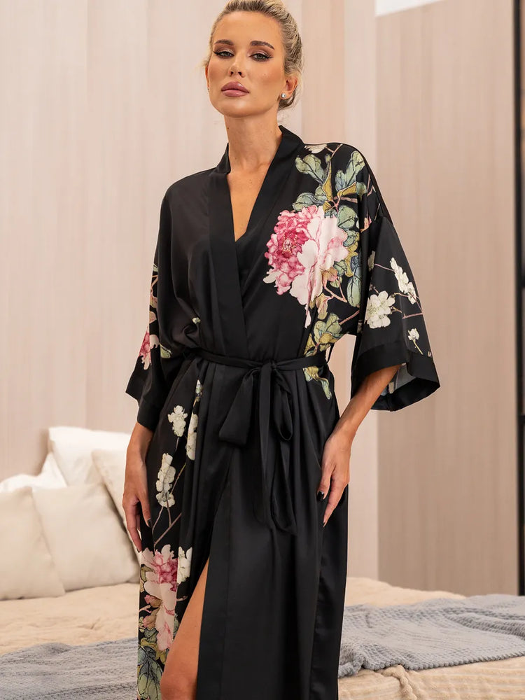 kimono preto floral longo cetim gola em V transpassada caimento fluido para noite e homewear