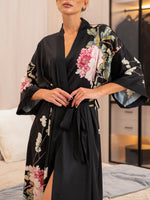 robe kimono preto longo floral rosas claras detalhe no busto e barra lisa
