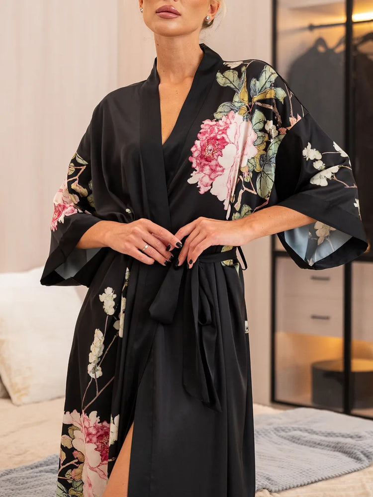 robe kimono preto longo floral rosas claras detalhe no busto e barra lisa