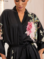 quimono longo preto floral manga 3/4 ampla faixa em laço marcando a cintura