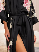close do laço faixa robe kimono preto floral em cetim acetinado
