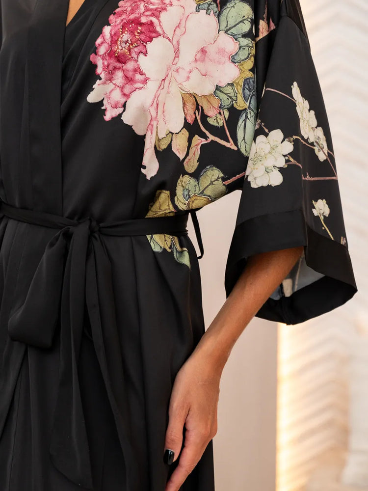 detalhe do decote V transpassado kimono preto floral longo com rosas