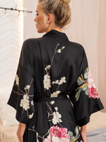 detalhe da barra lisa robe kimono preto floral longo comprimento meio do tornozelo