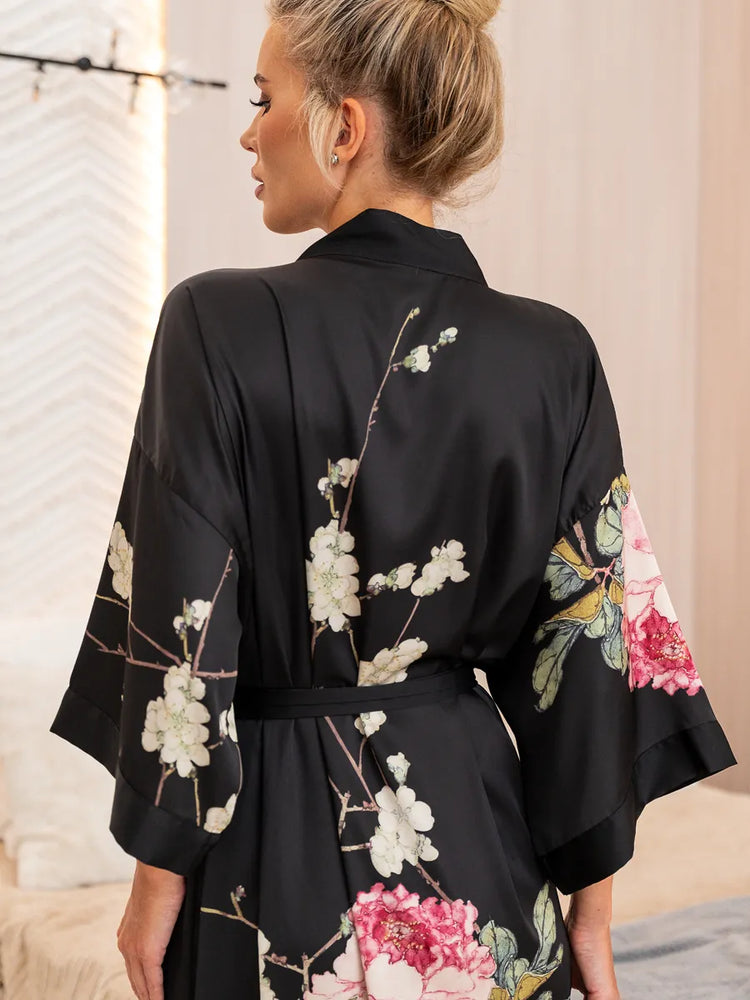 detalhe da barra lisa robe kimono preto floral longo comprimento meio do tornozelo