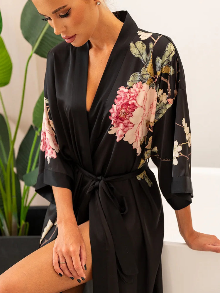 robe kimono preto floral sentado encosto mais distante composição ambiente