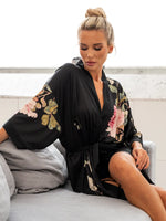 robe kimono preto floral costas completas manga 3/4 ampla