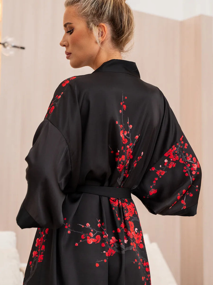 lateral direita kimono longo preto floral vermelho acinturado pelo laço