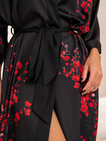 close do laço faixa passada nos passadores robe kimono preto floral