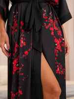 close do laço faixa passada nos passadores robe kimono preto floral