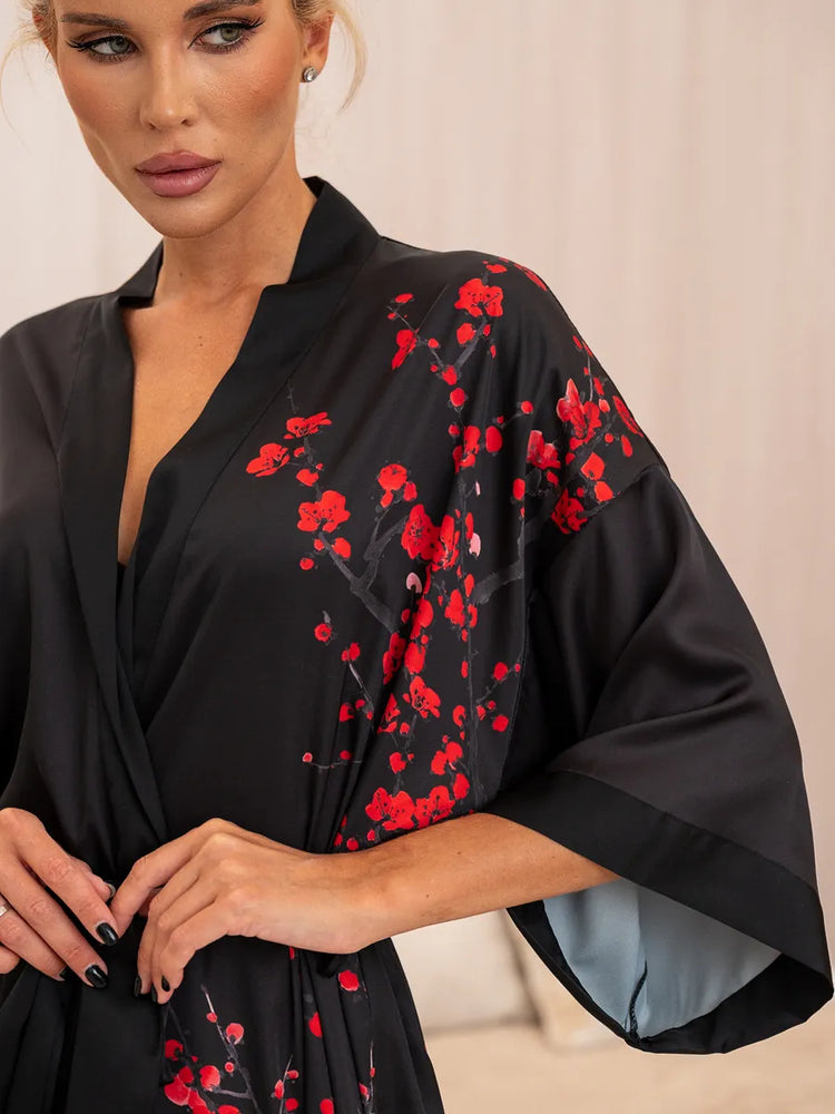 detalhe da barra lisa robe kimono longo preto floral vermelho