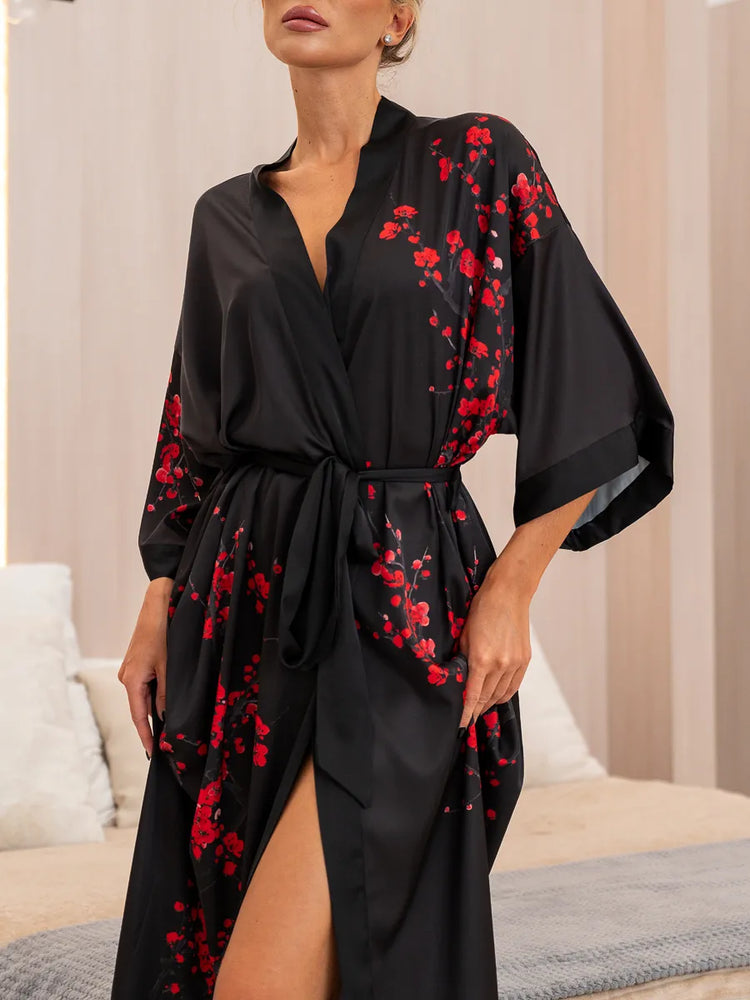 em movimento passo leve robe longo preto de cetim floral vermelho