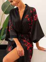 amarrando a faixa robe kimono longo preto com ajuste de cintura