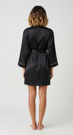 robe kimono de cetim preto costas modelagem reta barra curta e vivo rosa visível
