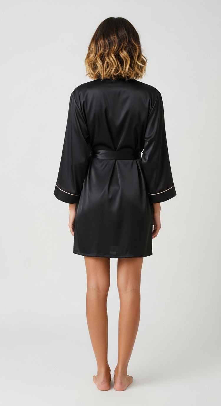 robe kimono de cetim preto costas modelagem reta barra curta e vivo rosa visível