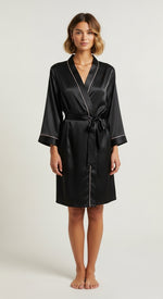 robe kimono de cetim preto curto frente inteira amarração na cintura acabamento com vivo rosa nas bordas