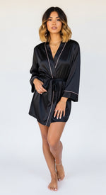 robe kimono curto preto em cetim pose frontal brilho acetinado gola em V e listras rosas no contorno