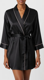 robe kimono curto de cetim preto com faixa decote V transpassado mangas 3/4 vivo rosa listras rosas contrastando