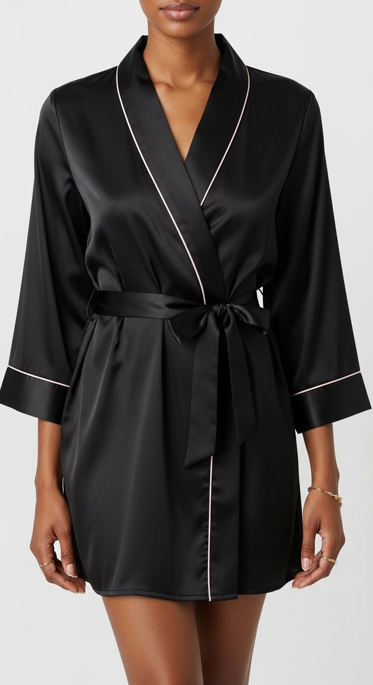 robe kimono curto de cetim preto com faixa decote V transpassado mangas 3/4 vivo rosa listras rosas contrastando
