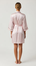robe kimono de cetim rosa costas barra curta amarração central e vivo preto contornando