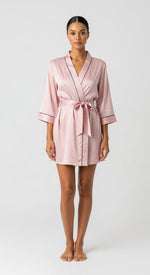 robe kimono de cetim rosa curto frente inteira ajuste com amarração acabamento com vivo preto