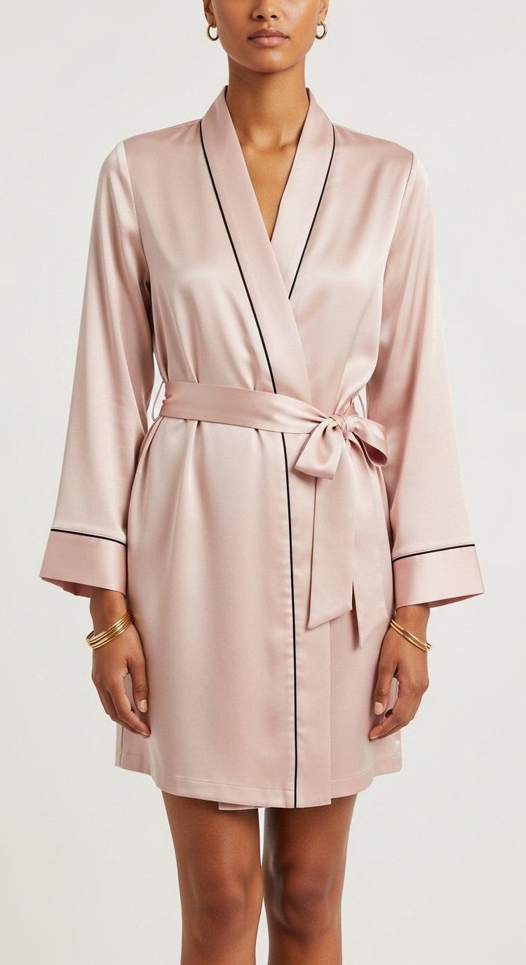 robe kimono curto de cetim rose com faixa mangas 3/4 decote V transpassado vivo preto nas bordas
