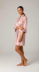 robe kimono curto de cetim rose vista lateral mangas 3/4 retas cintura marcada e vivo preto