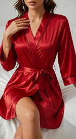 robe kimono vermelho curto em cetim variante sentada detalhe da gola transpassada e vivo