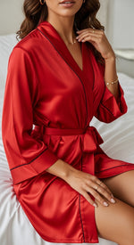 robe kimono curto vermelho de cetim sentada na cama toque acetinado laço central punhos com vivo