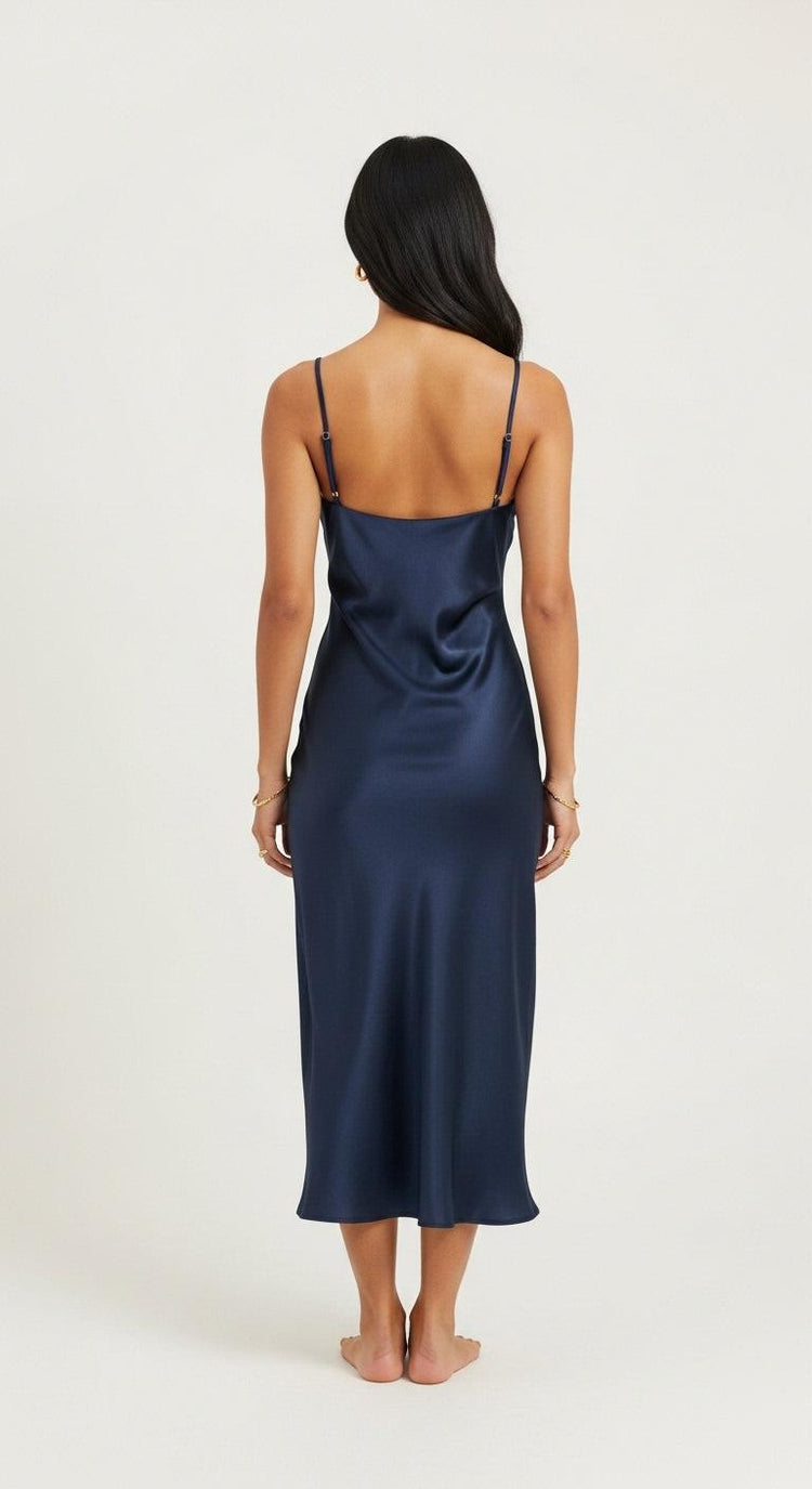 Aul escuro Hover
vestido de cetim verde esmeralda midi - costas - alças finas, decote nas costas, barra midi lisa, visual sofisticado