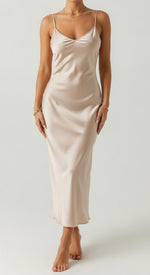 close do decote V e do tecido - vestido midi champagne acetinado - acabamento limpo e refinado