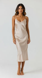 vestido de cetim midi champagne - frente - decote em V, alças finas, comprimento midi, look sofisticado para festa