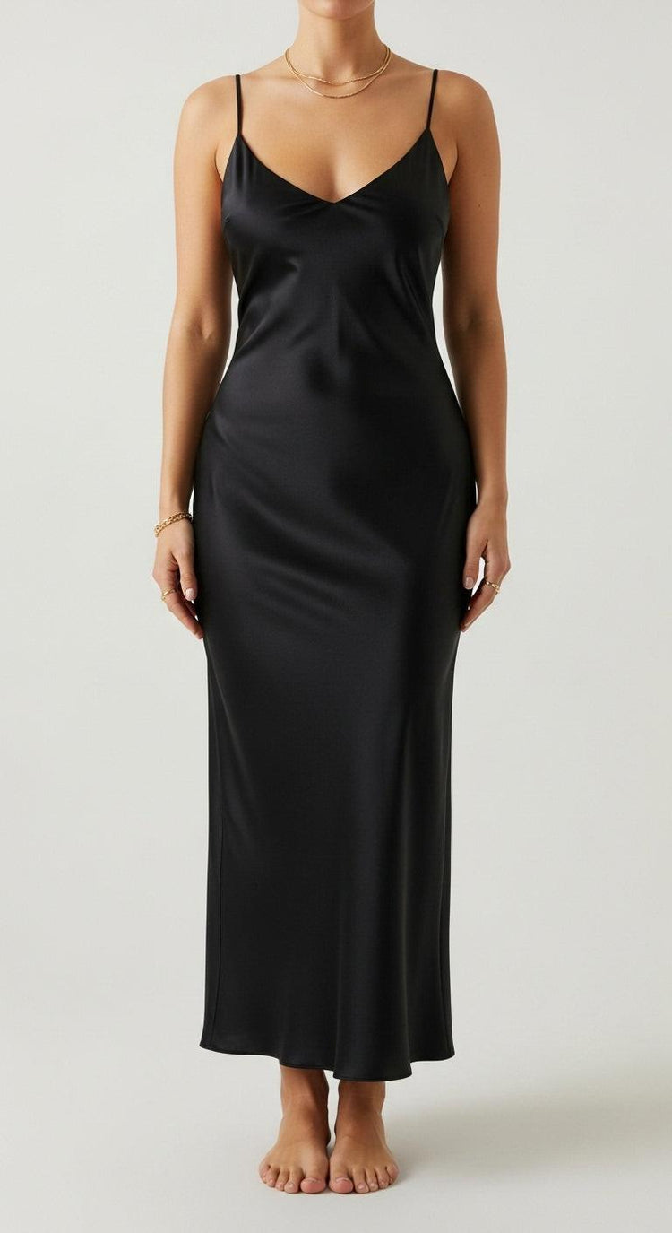 close do decote V e do tecido acetinado - vestido midi preto - acabamento limpo e elegante
