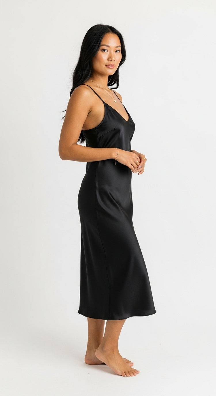 vestido midi preto de cetim - lateral 3/4 - brilho acetinado profundo, caimento reto minimalista