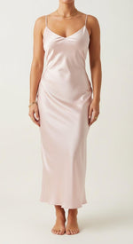 close do decote V e das alças - vestido midi rosa claro em cetim acetinado - acabamento delicado