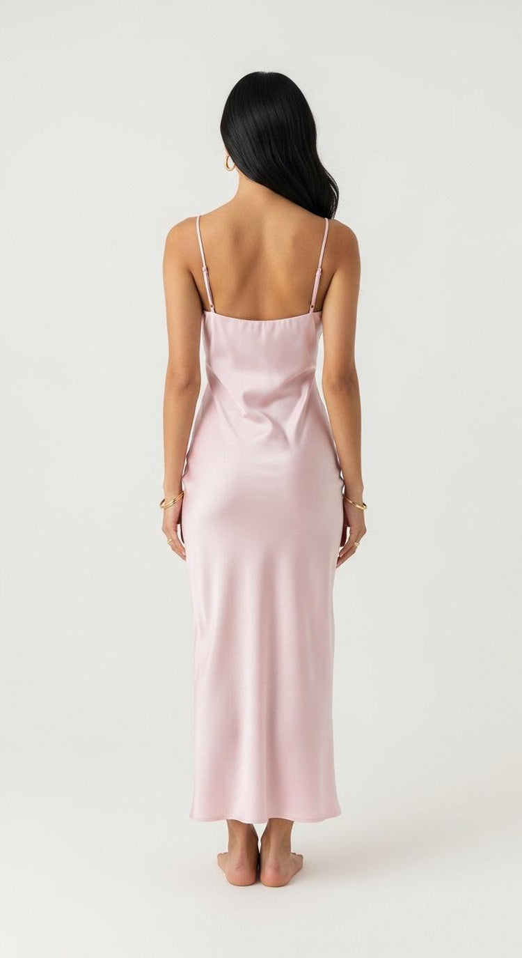 Rosa Claro Hover
vestido de cetim rosa claro midi - costas - decote nas costas, barra abaixo do joelho, sem fenda