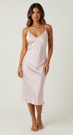 vestido de cetim midi rosa claro - frente - decote V delicado, alças finas, midi liso, sugestão para casamento civil e festa