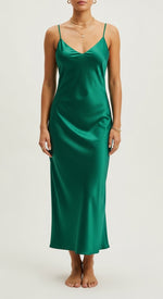 close do decote V e das alças finas - vestido midi verde em cetim acetinado - acabamento limpo e delicado