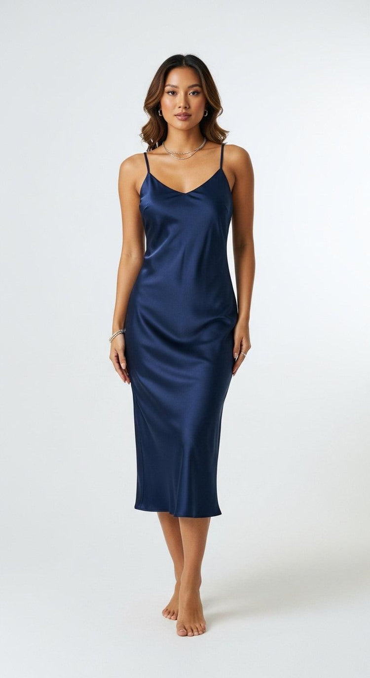 vestido de cetim midi azul escuro - frente corpo inteiro - decote em V, alças finas, abaixo do joelho, caimento reto elegante para festa e noite