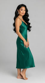 vestido midi verde de cetim - lateral 3/4 - brilho acetinado, caimento reto elegante, ideal para eventos e noite