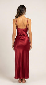 Vermelho Hover
vestido de cetim vermelho midi - costas - decote discreto nas costas, barra abaixo do joelho, caimento reto