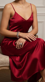 vestido midi vermelho liso - foco na saia e na barra - caimento sofisticado para coquetel, casamento civil