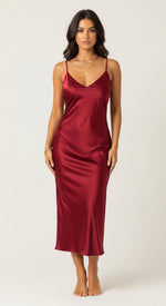 vestido de cetim midi vermelho - frente - decote V marcado, alças finas, comprimento midi, sem fenda, opção para festa e formatura